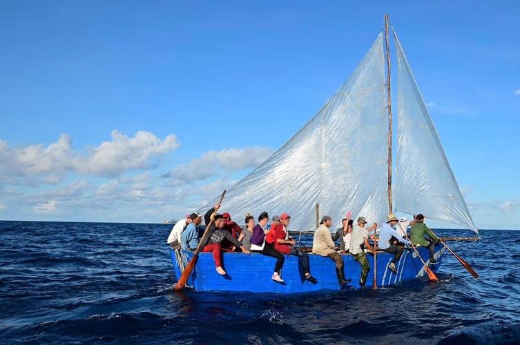 Hunderttausende Menschen haben in den vergangenen Jahren Kuba verlassen. Flüchtlinge auf einem kaum seetüchtigen Boot in der Karibik, September 2022