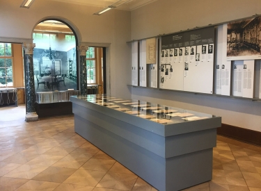 »Plakat von der Wand gerissen«. Die Ausstellungsräume der Gedenk- und Bildungsstätte »Haus der Wannsee-Konferenz« am historischen Ort