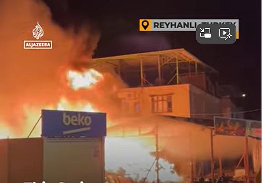 Brennendes Gescäft in Reyanli, Bildquelle: Screenshot Al Jazeera