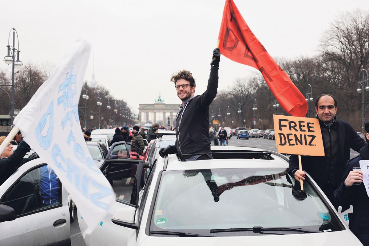 Freiheit für Deniz Yücel forderten die Teilnehmer eines Autokorsos am Wochenende in Berlin