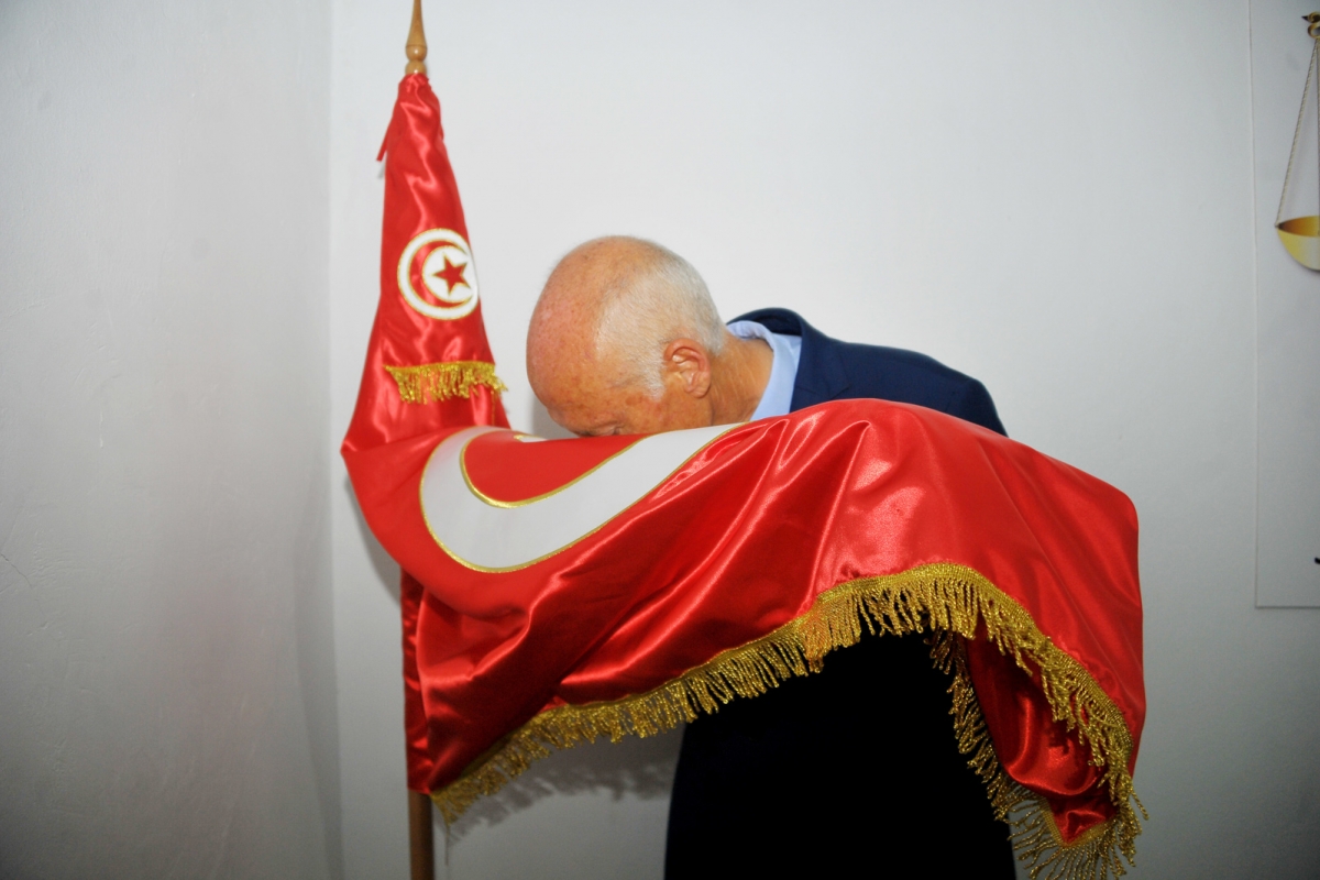 Hinter der Flagge versteckt sich die Hoffnung der Islamisten. Der Ultrakonservative Kaïs Saïed führte in der ersten Runde der Präsidentschaftswahl