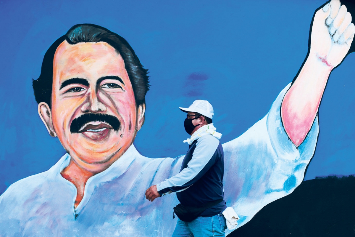 Die Regierung vertraut auf die Kraft der Liebe, dieser Passant in der nicaraguanischen Hauptstadt Managua auf seine Atemmaske, 9. April