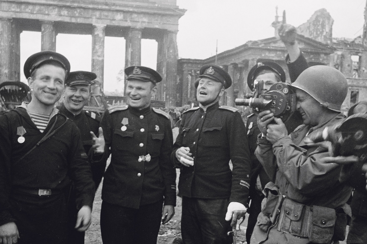  Ein US-amerikanischer Korrespondent fotografiert am 2. Mai 1945 sowjetische Marinesoldaten in Berlin