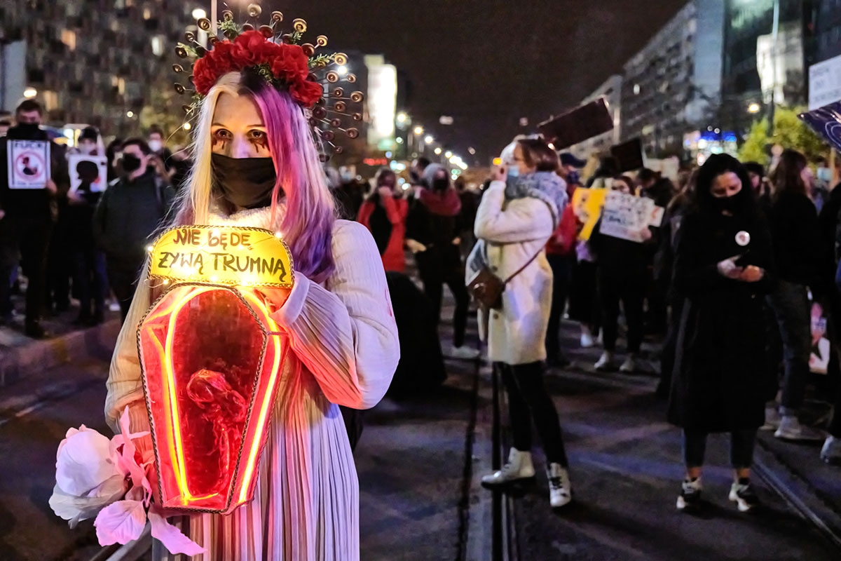 Demonstrantin protestiert in Warschau gegen Gesetze zum Schwangerschaftsabbruch in Polen