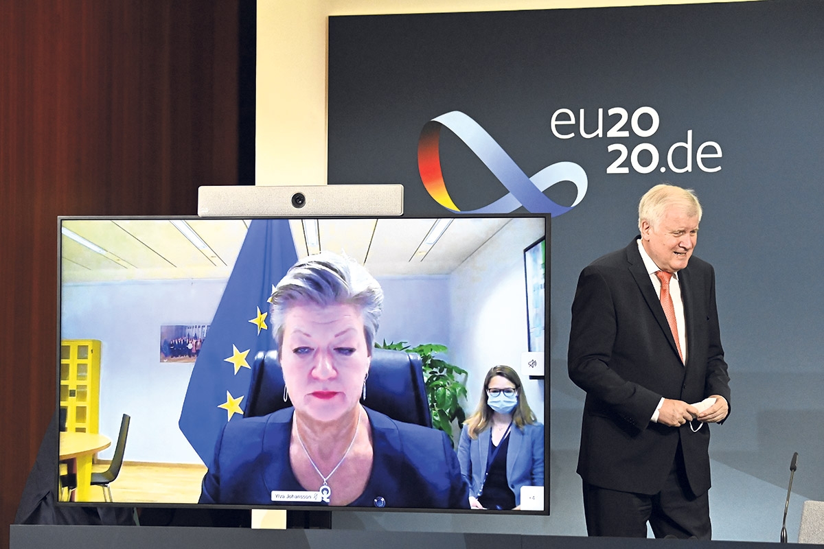 EU-Kommisarin Ylva Johansson und Innenminister Horst Seehofer in einer Videokonferenz