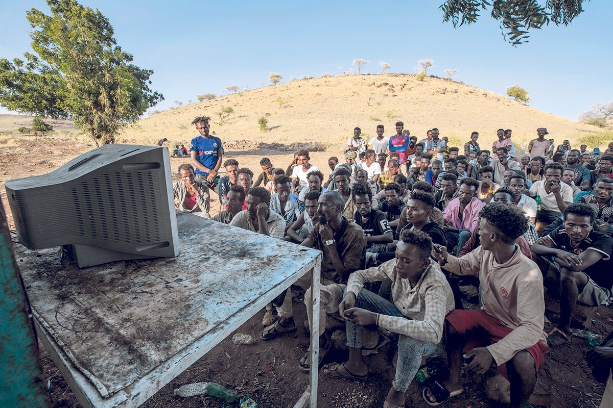 Geflohene aus Tigray vor einem Fernsehgerät