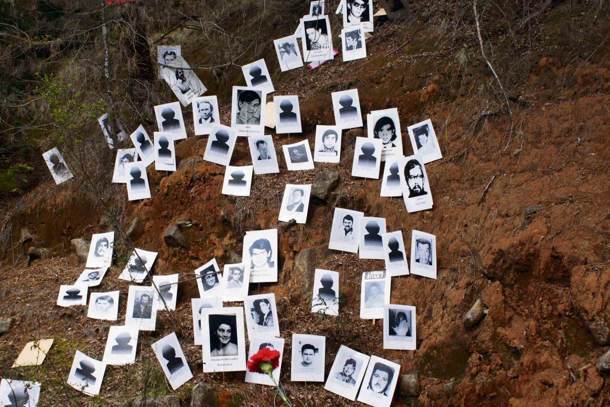 Fotos von »Verschwundenen« während einer Gedenkveranstaltung auf dem Gelände der Colonia Dignidad, 2015
