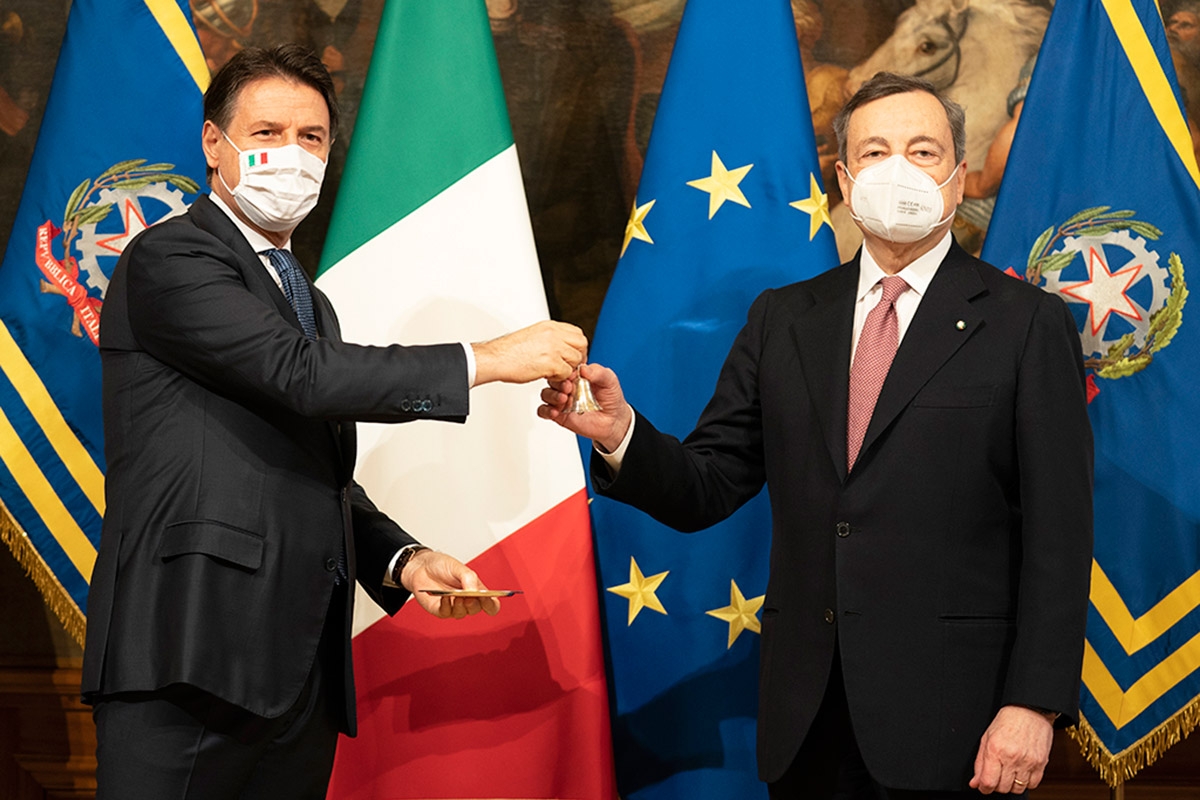 Giuseppe Conte und Mario Draghi bei der Übergabe des Ministerratsglöckchens