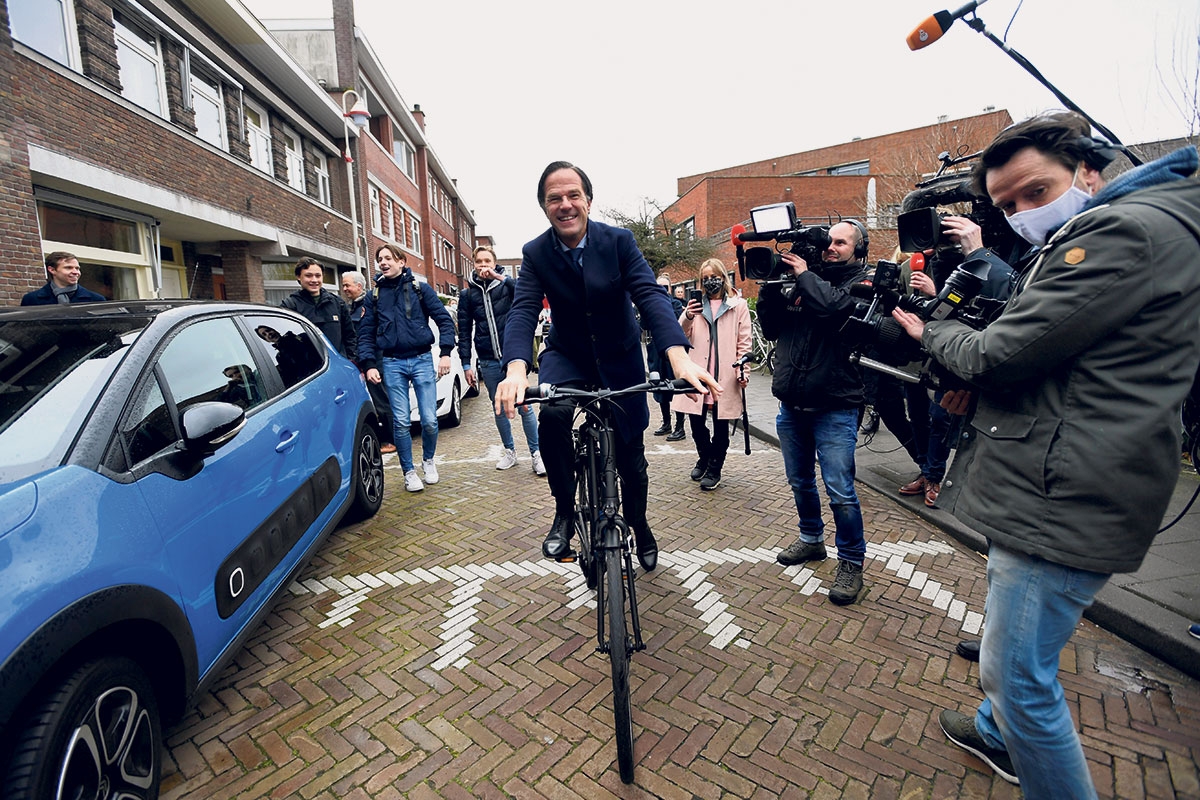 Mark Rutte auf dem Fahrrad in Den Haag