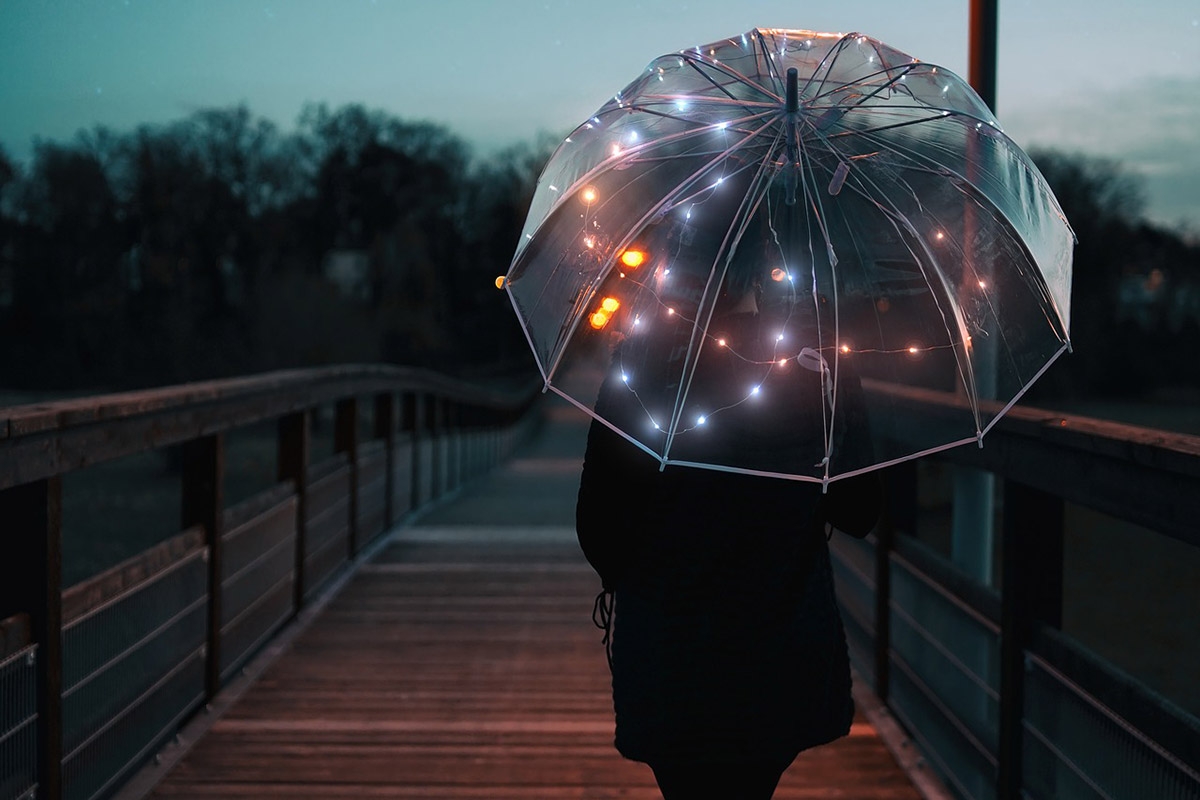 Spazierende von hinten fotografiert mit transparentem Regenschirm