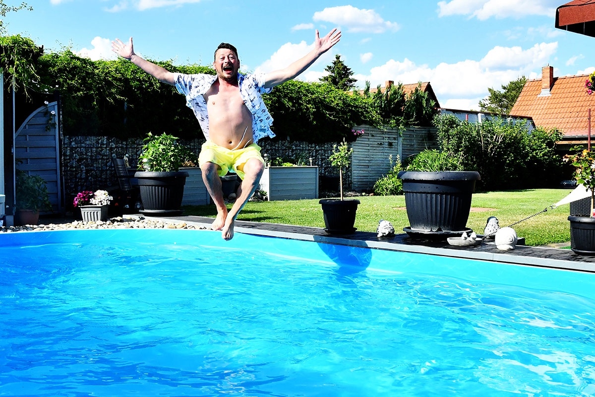 Person springt in einen Pool