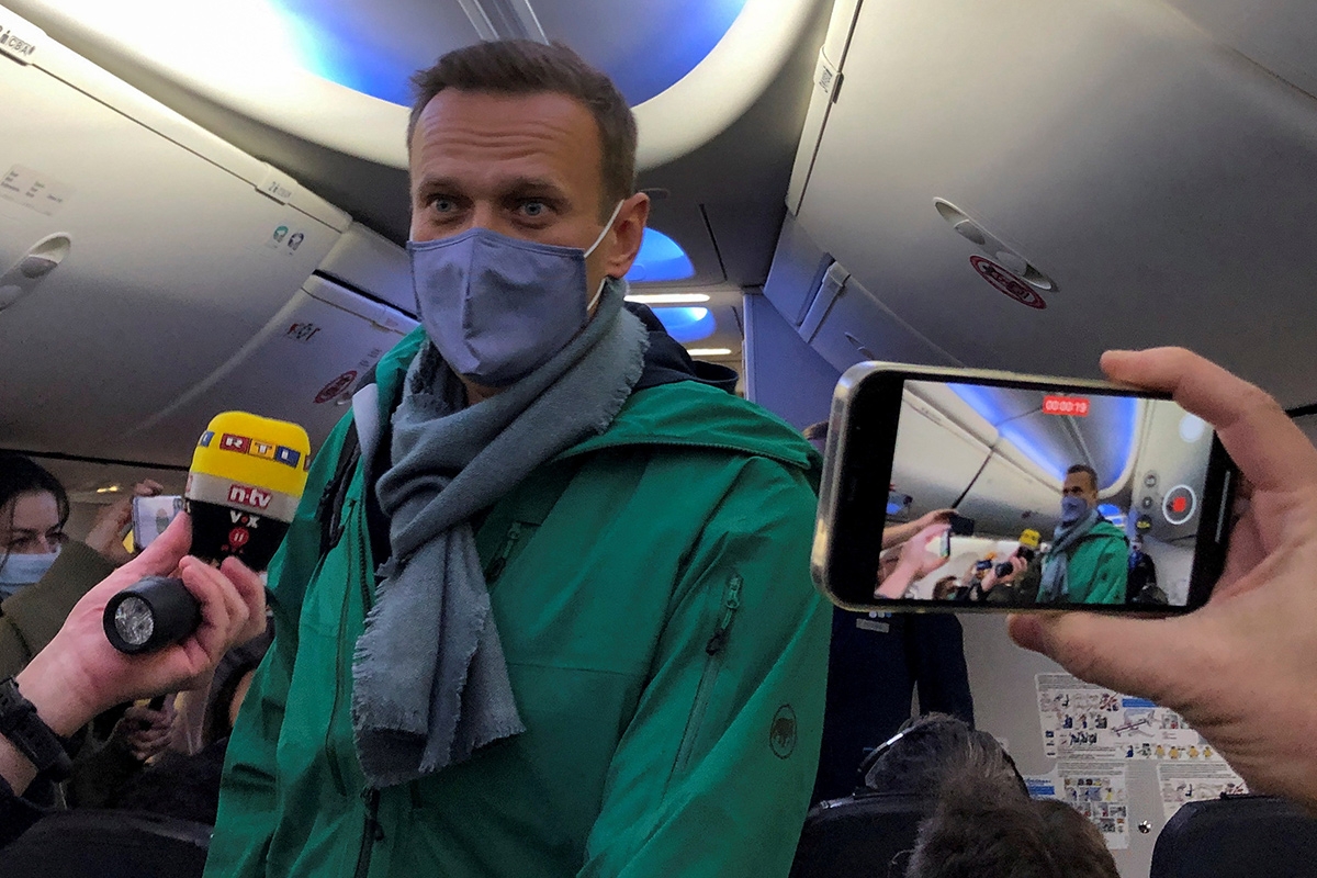 Alexej Nawalny spricht kurz vor seinem Abflug nach Moskau mit Journalisten