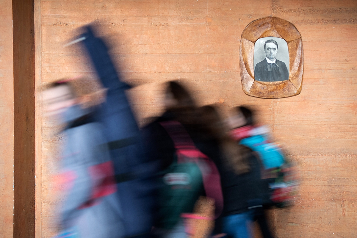 Rudolf Steiner wacht über Schülerinnen an einer Waldorfschule in Stuttgart