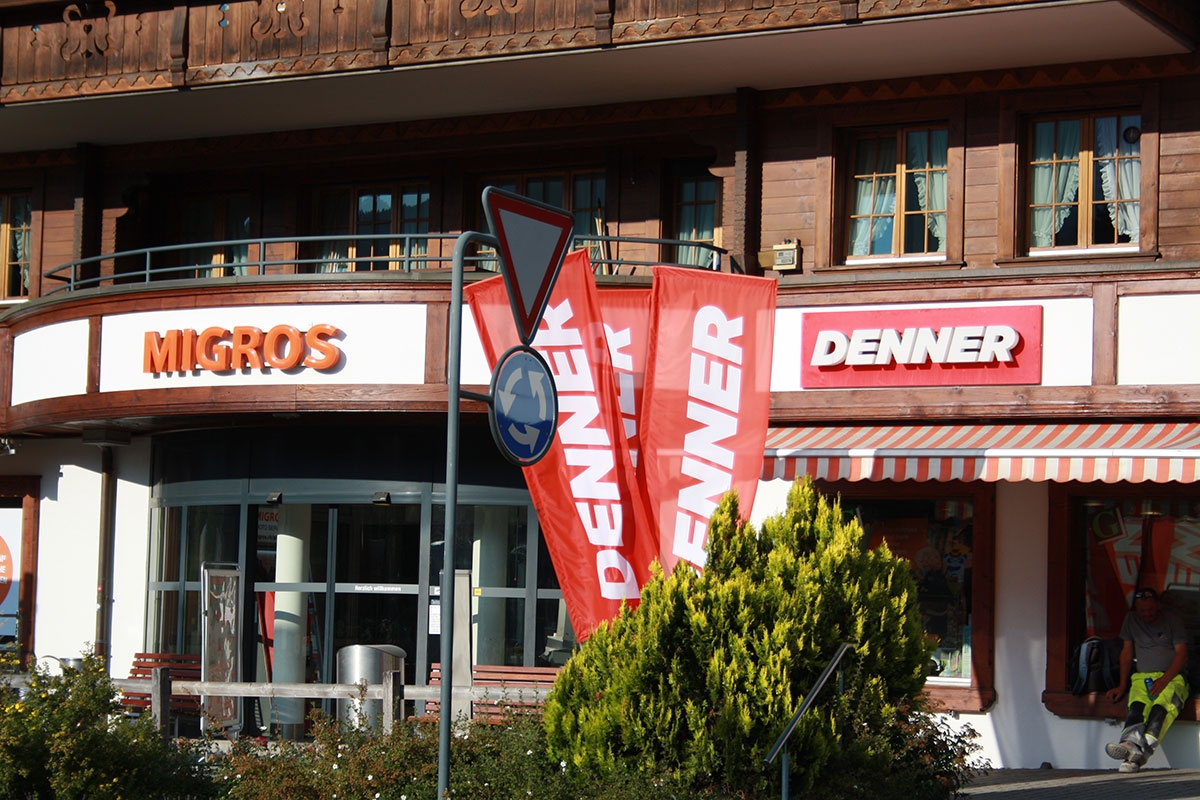 Ladenfront von Migros und Denner in Gstaad