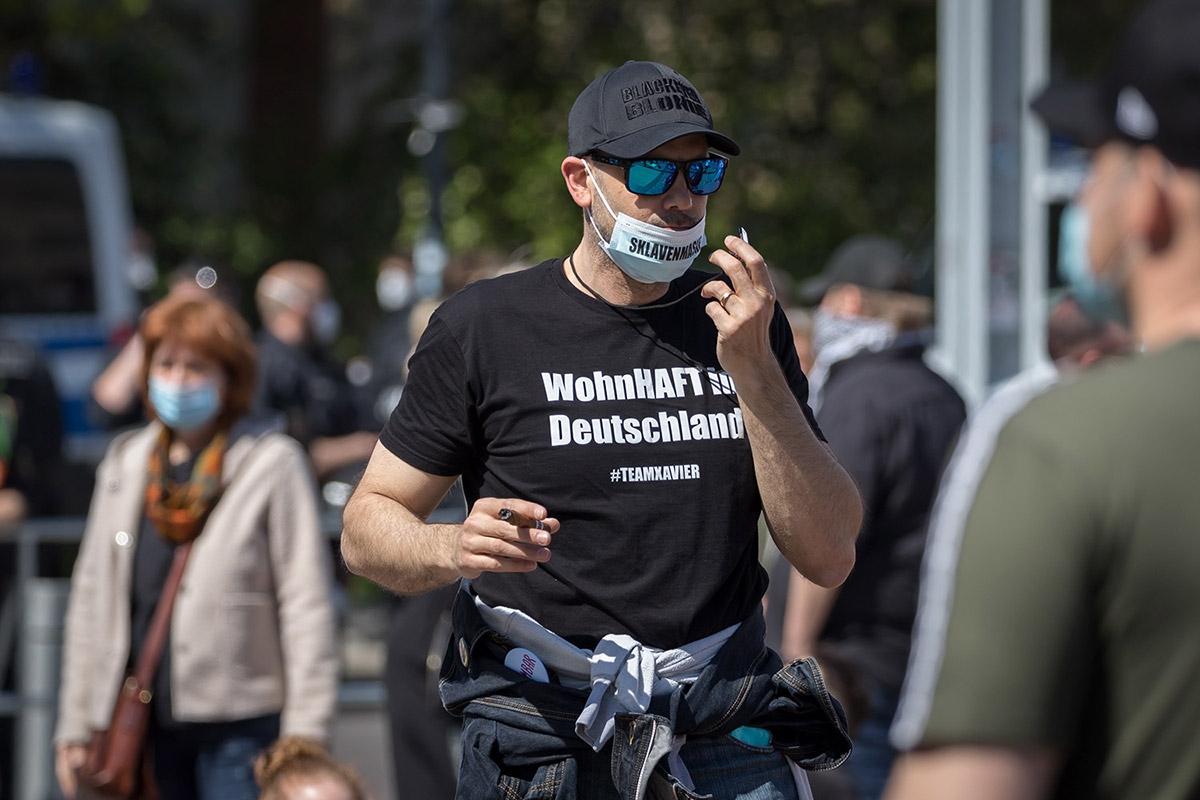  Ein Teilnehmer eines Protests von Corona-Leugnern in Trier am 24. April mit #TeamXavier-Shirt