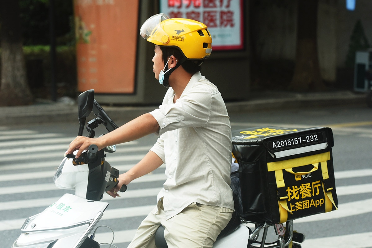 Ein Lieferfahrer der Plattform Meituan in Hangzhou
