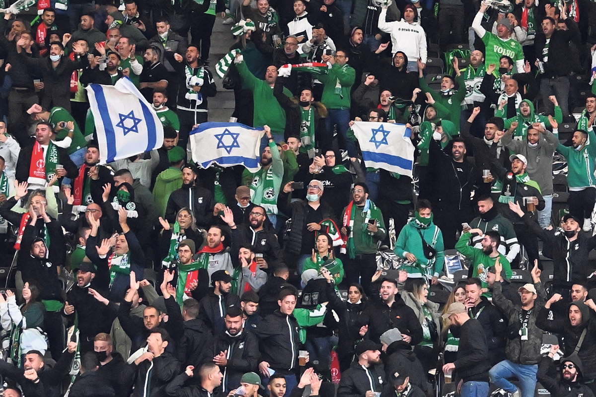 Fans von Maccabi Haifa präsentieren israelische Flaggen im Berliner Olympiastadion