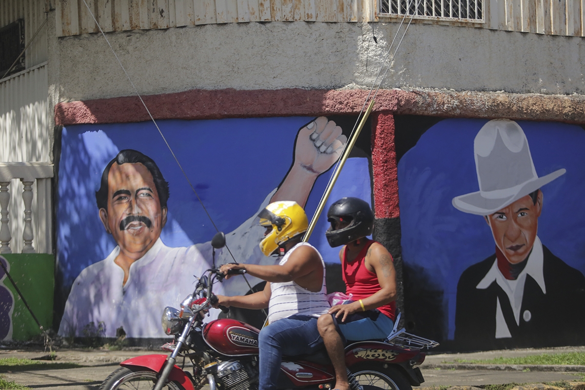 Daniel Ortega ist auf einem Wandbild neben dem nicaraguanischen Revolutionär Augusto César Sandino (1895–1934) abgebildet