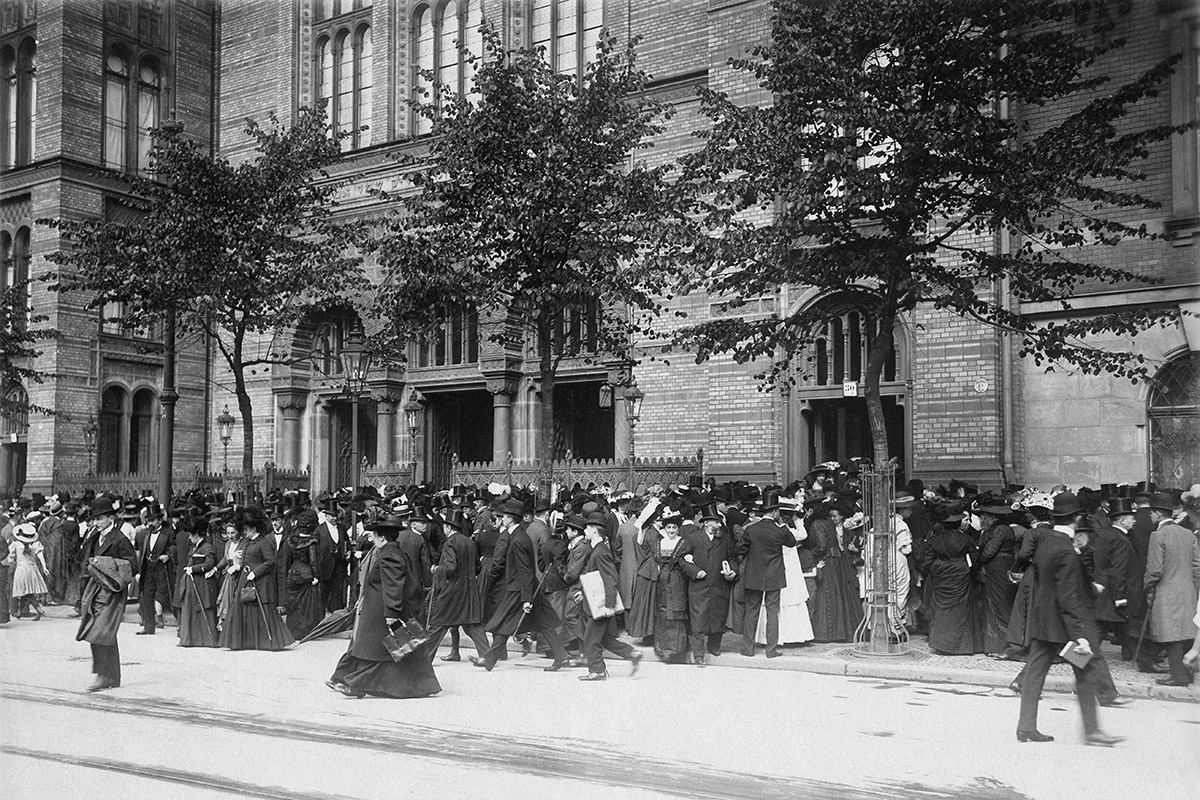Nach dem Gottesdienst vor der Neuen Synagoge in der Oranienburger Straße in Berlin, 1. Oktober 1910