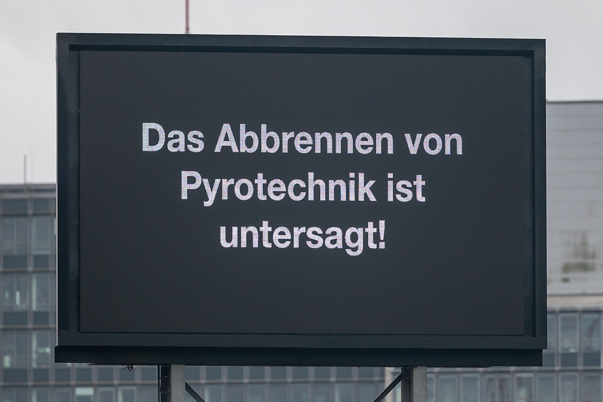 Anzeigetafel des Hamburger Millerntor-Stadions: Das Abbrennen von Pyrotechnik ist untersagt!