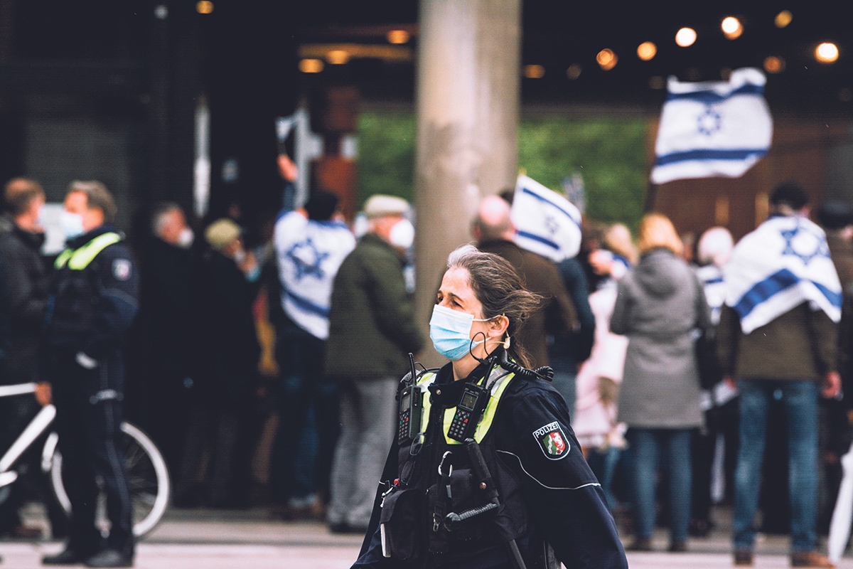 Polizeibeamte sollen eine proisraelische Demonstration in Köln schützen