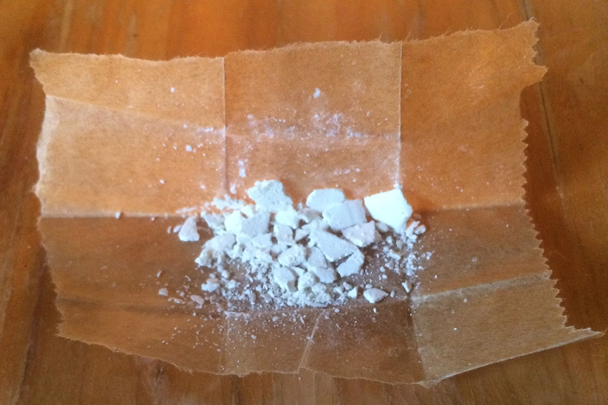 Getrocknetes Amphetamin auf Backpapier