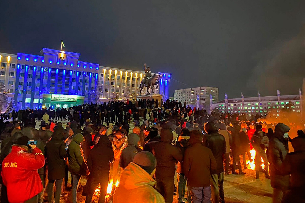 Demonstrierende in der Stadt Aqtöbe im Nordwesten Kasachstans am 4. Januar