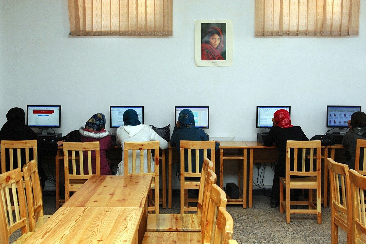 Frauen in Afghanistan sitzen an Computern