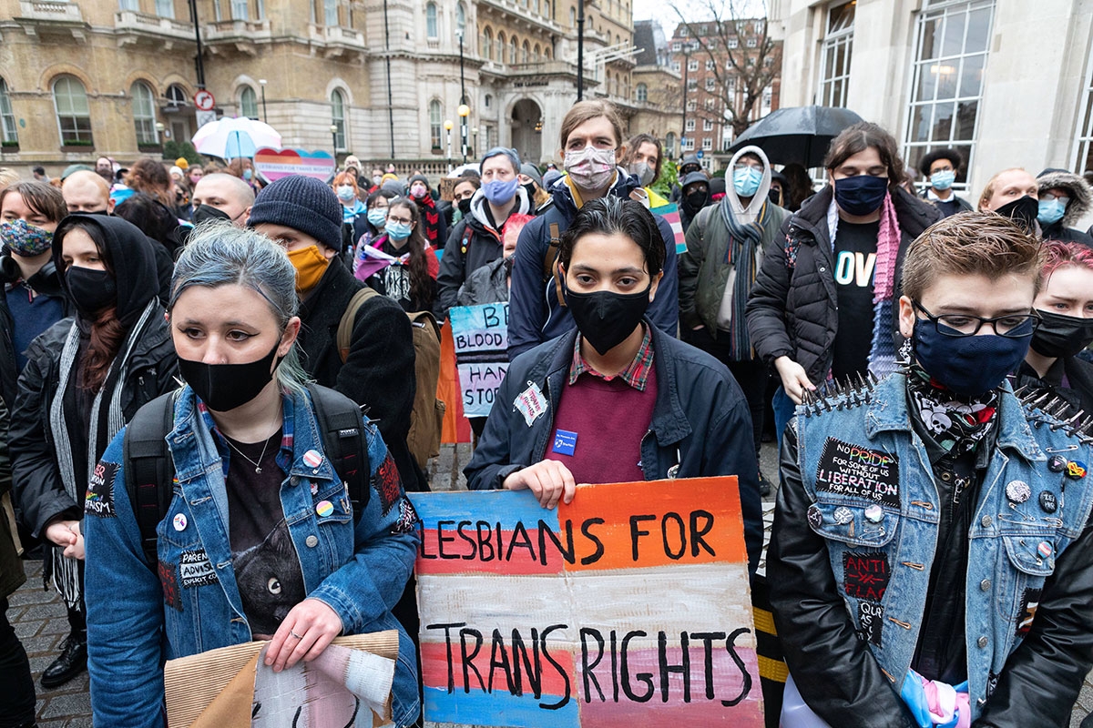 Demonstration gegen als die als transphob kritisierte Berichterstattung der British Broadcasting Corporation (BBC) in London