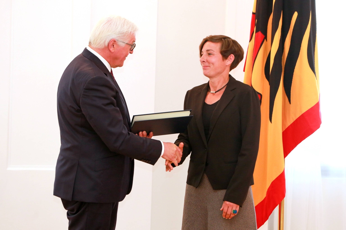 Bundespräsident Frank-Walter Steinmeier verleiht der Schriftstellerin Juli Zeh das Bundesverdienstkreuz