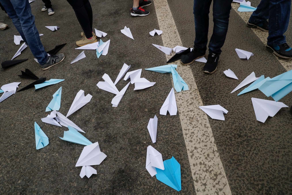 Papierflieger liegen auf der Straße