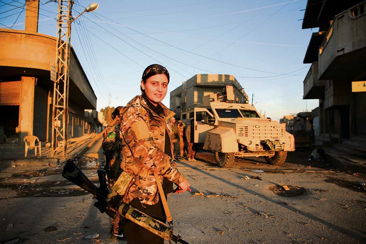 Eine Soldatin der Syrian Democratic Forces an einem Checkpoint