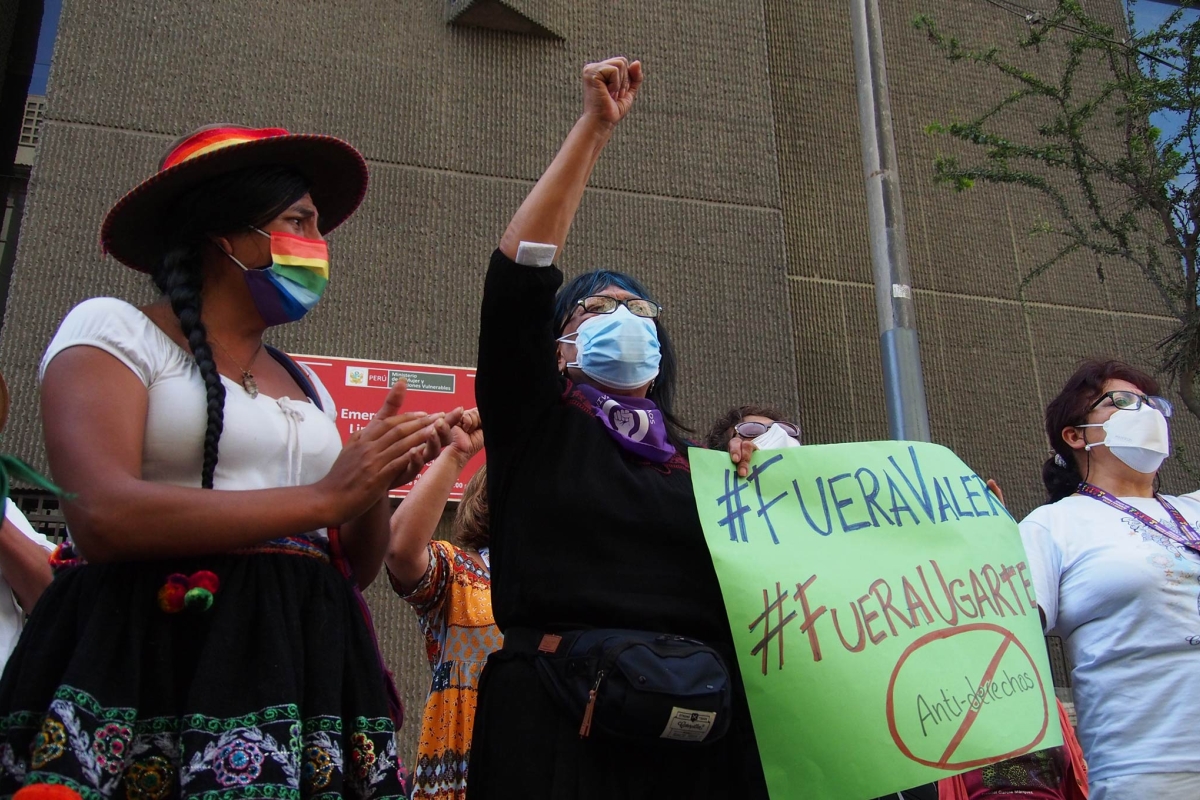 Feministinnen protestieren in Lima gegen die Ernennung der Ministerin Ugarte und des Ministerpräsidenten Valer