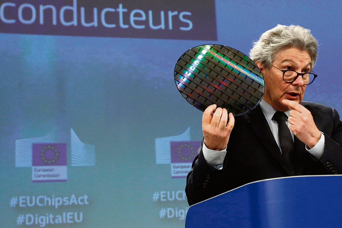 Bei der Vorstellung des »European Chips Act« präsentiert EU-Kommissar Thierry Breton einen Wafer (Englisch für dünner Keks) aus Silizium