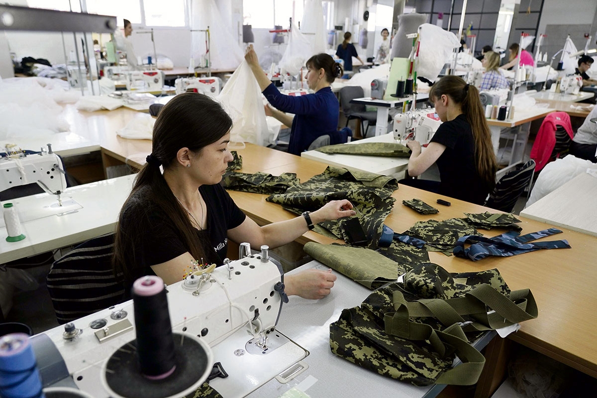Arbeiterinnen nähen Armeeuniformen in einer Brautkleidfabrik in Lwiw