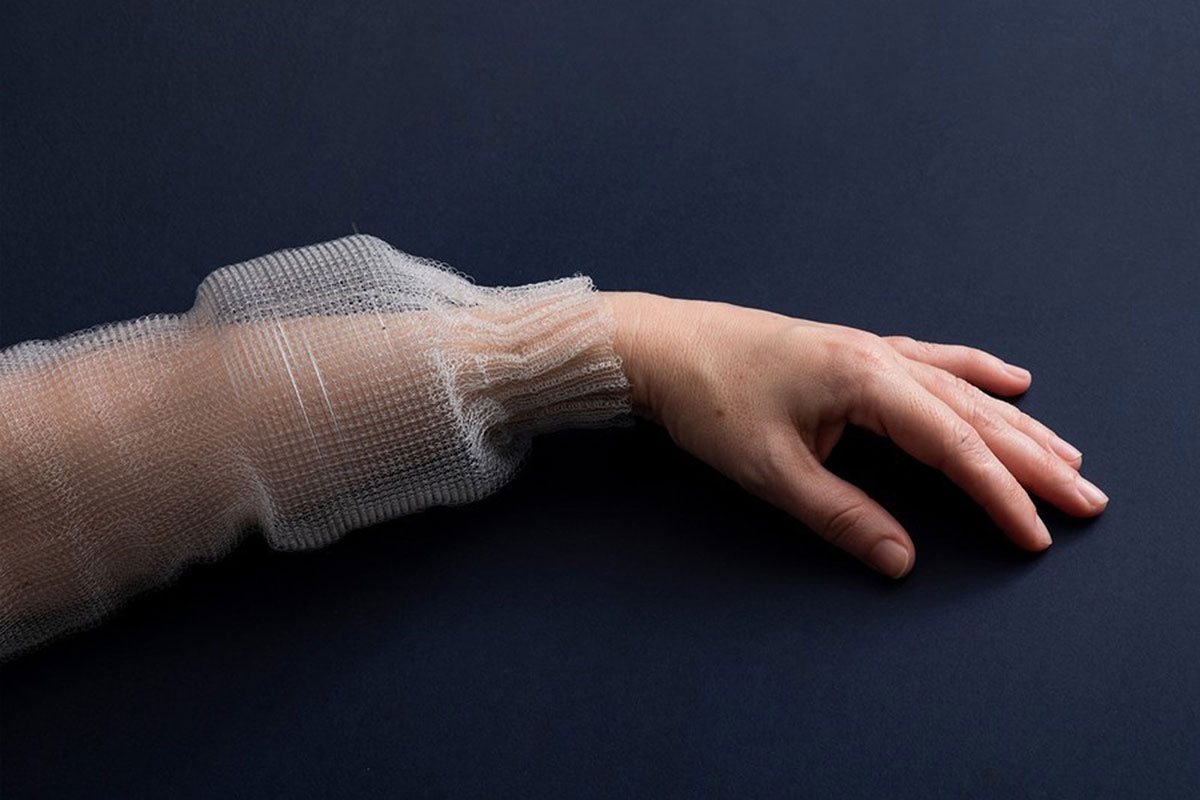 Ein Arm bekleidet mit einem Ärmel aus Mikrofasergewebe