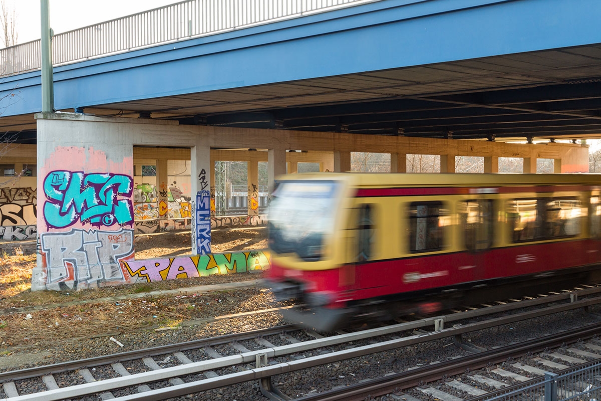 S-Bahn unterhalb der Kolonnenbrücke in Berlin