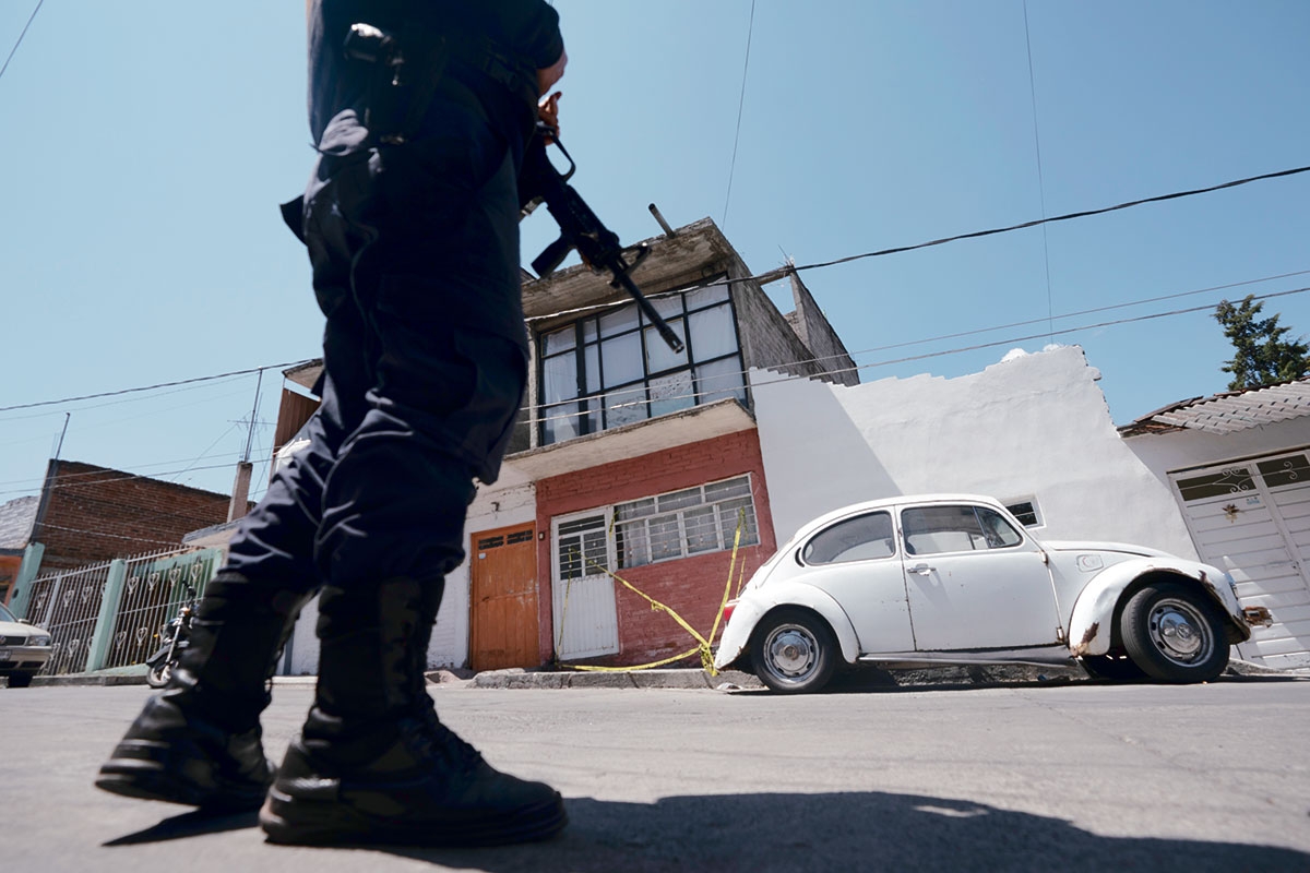 Ein Polizist bewacht den Tatort, an dem Armando Linares erschossen wurde