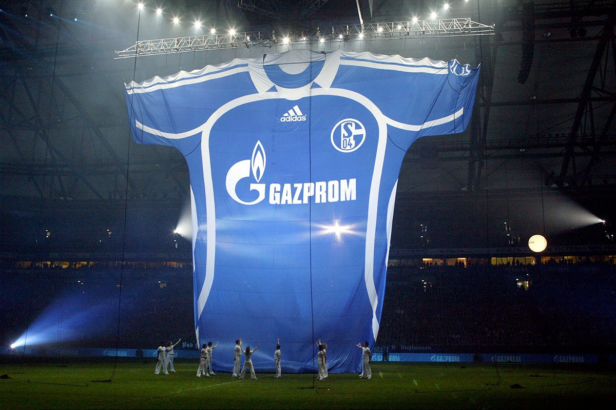 Riesen-Trikot von FC Schalke 04 mit Gasprom-Aufdruck