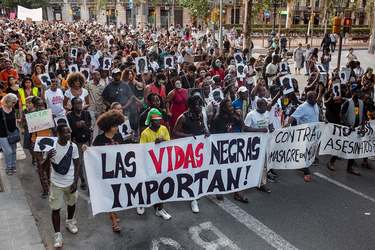 »Black Lives Matter« und »Gegen das Massaker in Melilla« Fronttransparente