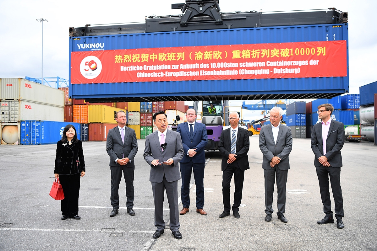 Der chinesische Generalkonsul Du Chunguo in Düsseldorf vor einem Container