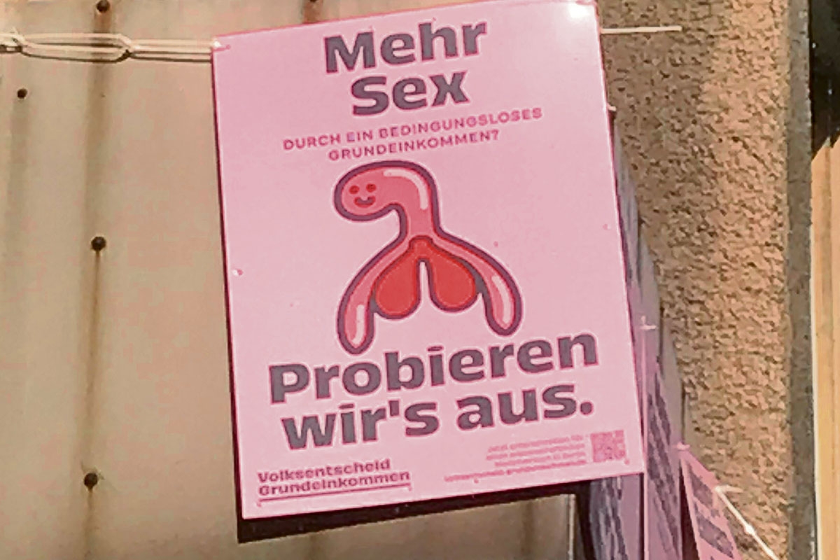 Ein Kampagnenplakat an einem Balkon in Berlin