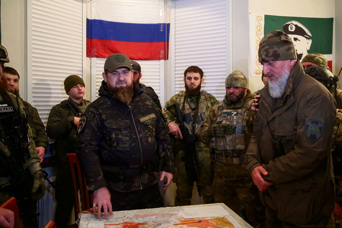 Ramzan Kadyrow in Mariupol mit russischen Offizieren