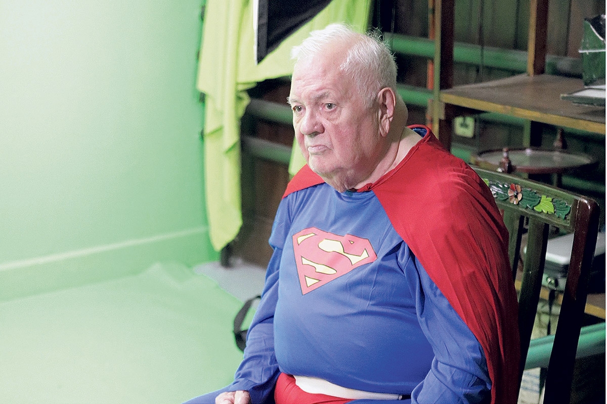Mitglied des Filmclubs »Bradford Movie Makers« im Film »A Bunch of Amateurs« im Superman Kostüm