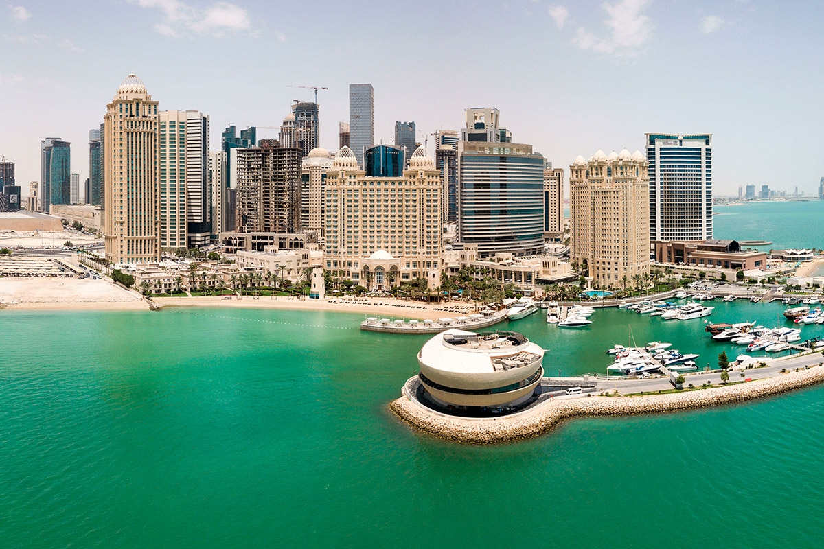 Die neugebauten Häuser der Strandpromenade von Doha aus der Luft
