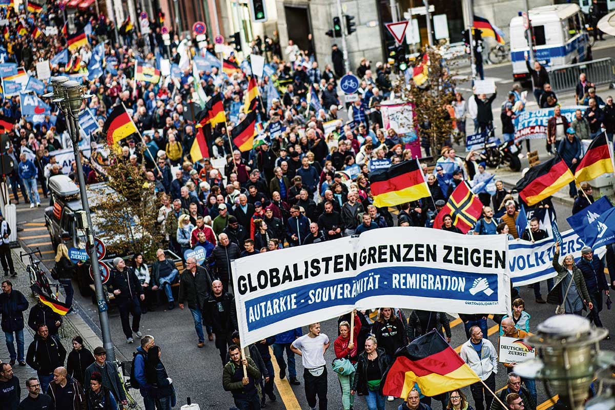 Demonstration mit Deutschlandfahnen und Plakaten