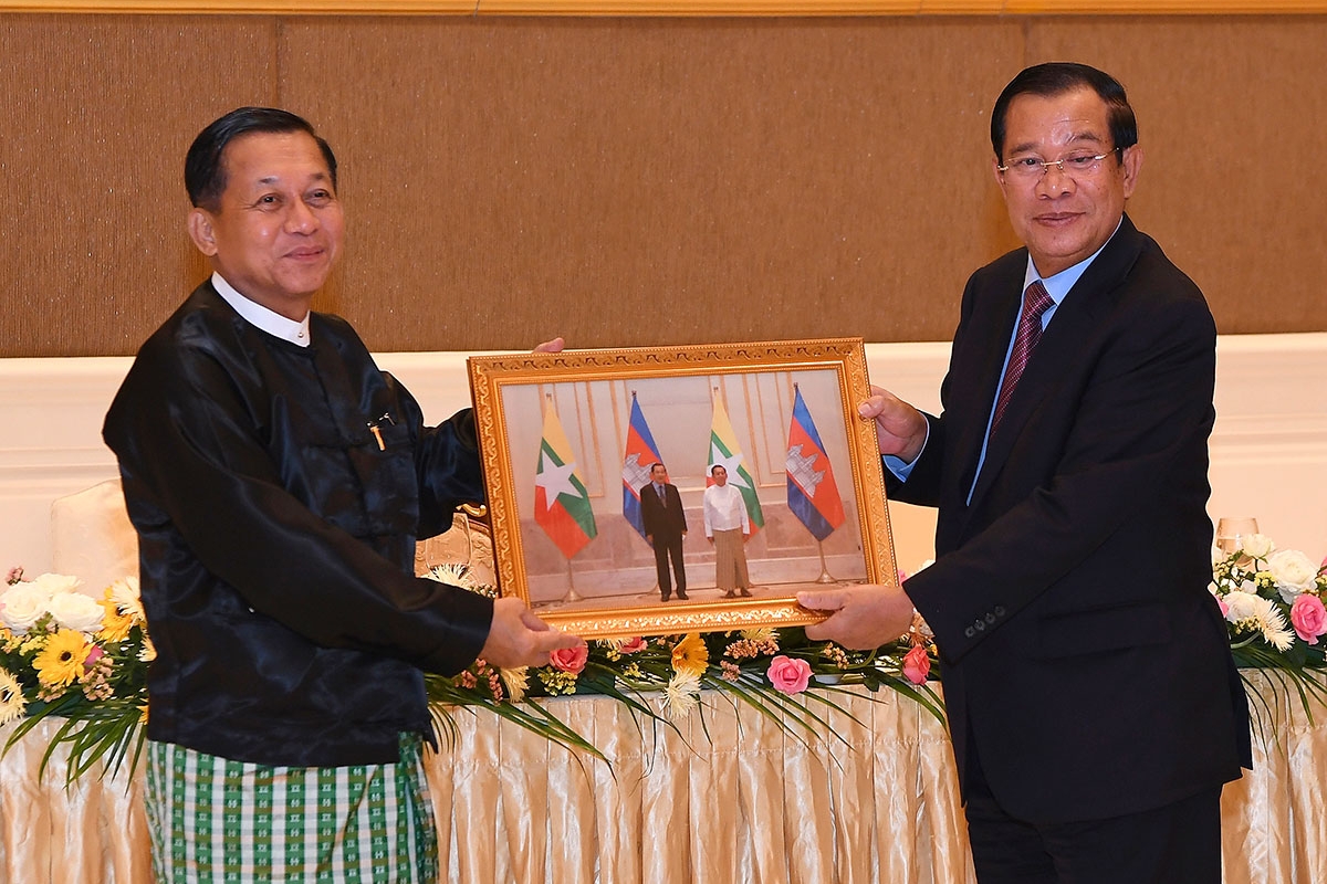 Hun Sen und General Min Aung Hlaing halten ein Foto in die Kamera