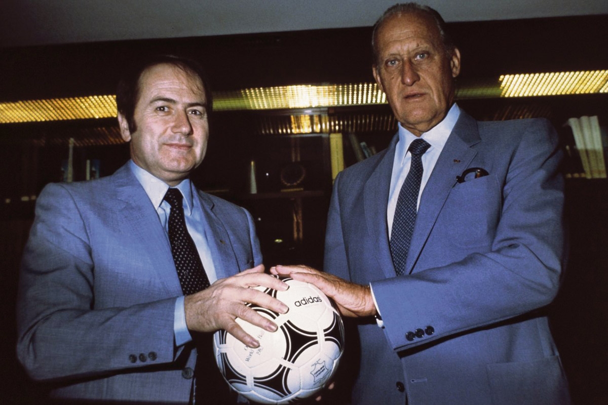 Sepp Blatter und Jean-Marie Havelange posieren mit einem Fußball