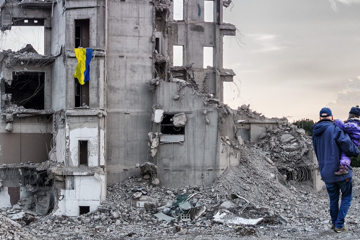 Ein zerstörtes Gebäude mit ukrainischer Flagge