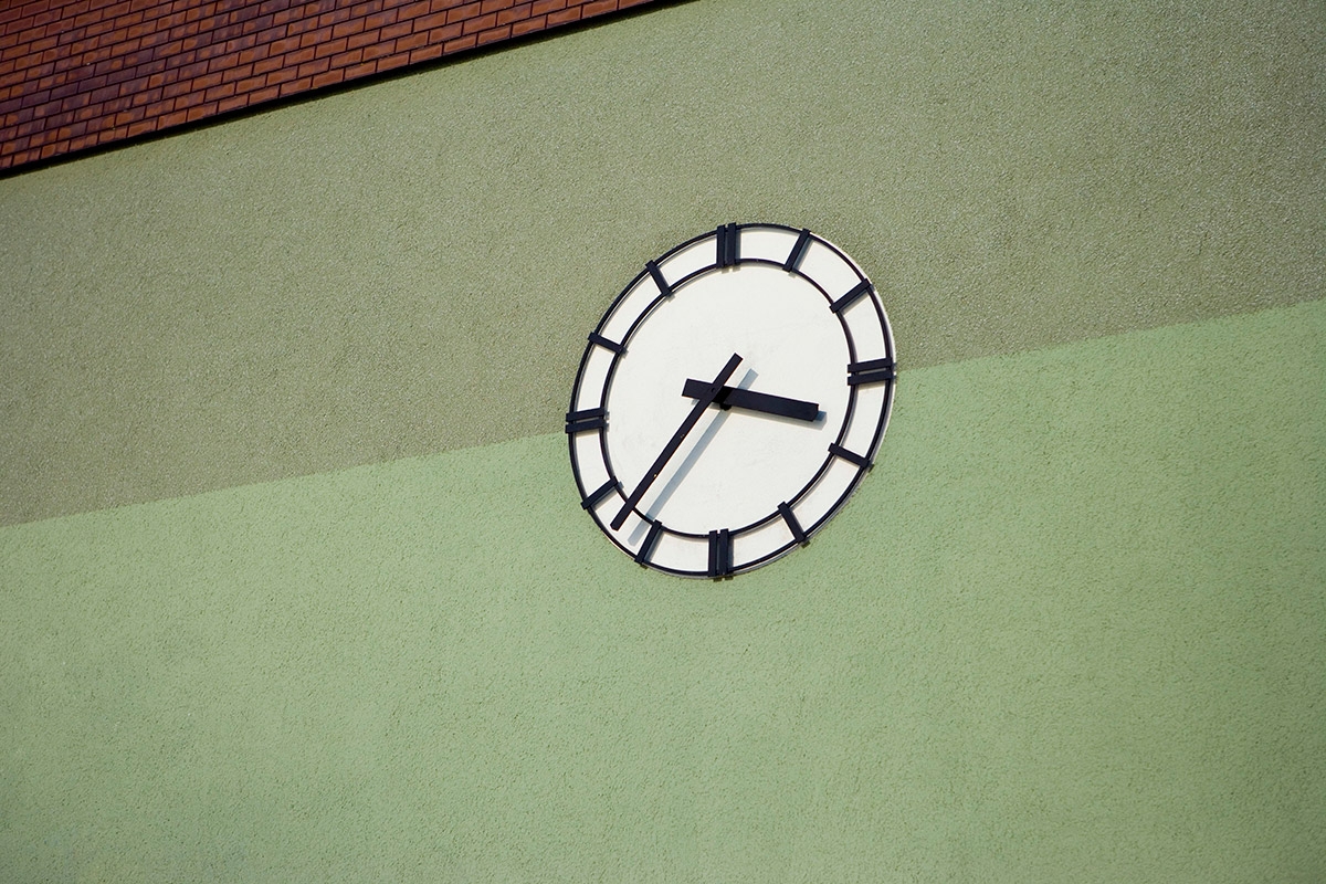Eine Uhr an einer Außenwand
